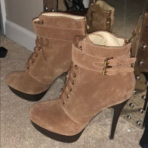 ⭐️Michael Kors camel heeled suede boot